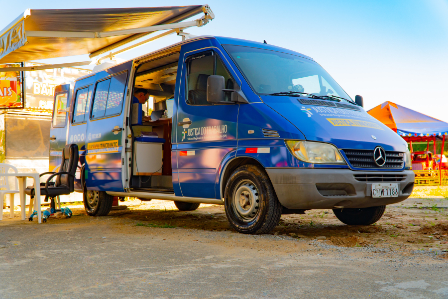 Van da Justiça Itinerante oferta múltiplos serviços jurídicos em Bertioga nesta quinta-feira (28)