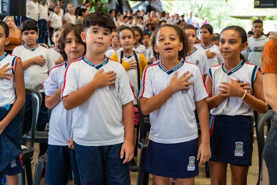 Mais de 30 mil peças de uniformes e kits de material escolar foram entregues aos alunos da Rede Municipal de Bertioga