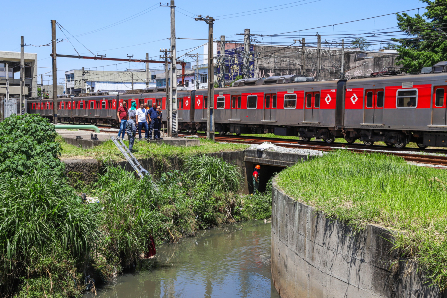 Prefeitura de Ferraz de Vasconcelos realiza operação para desobstrução de galeria de águas pluviais na Vila Corrêa