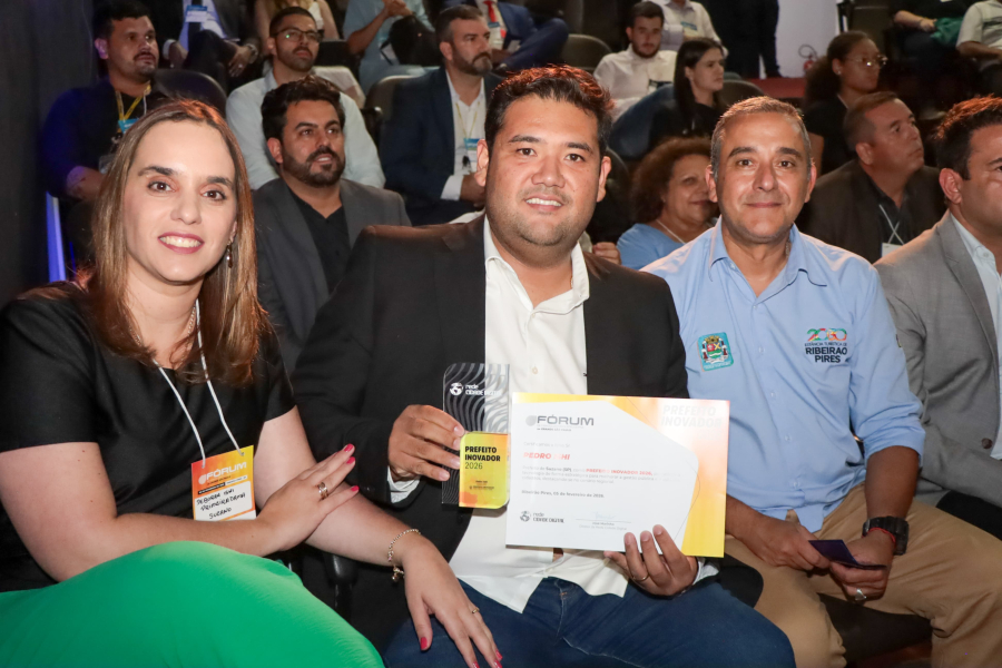 Prefeito de Suzano é homenageado durante o Fórum de Cidades Digitais e Inteligentes