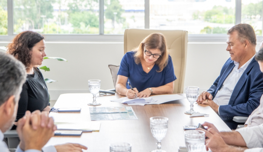 Prefeita recebe representante do governo federal e solicita moradias e urbanização na Vila Estação