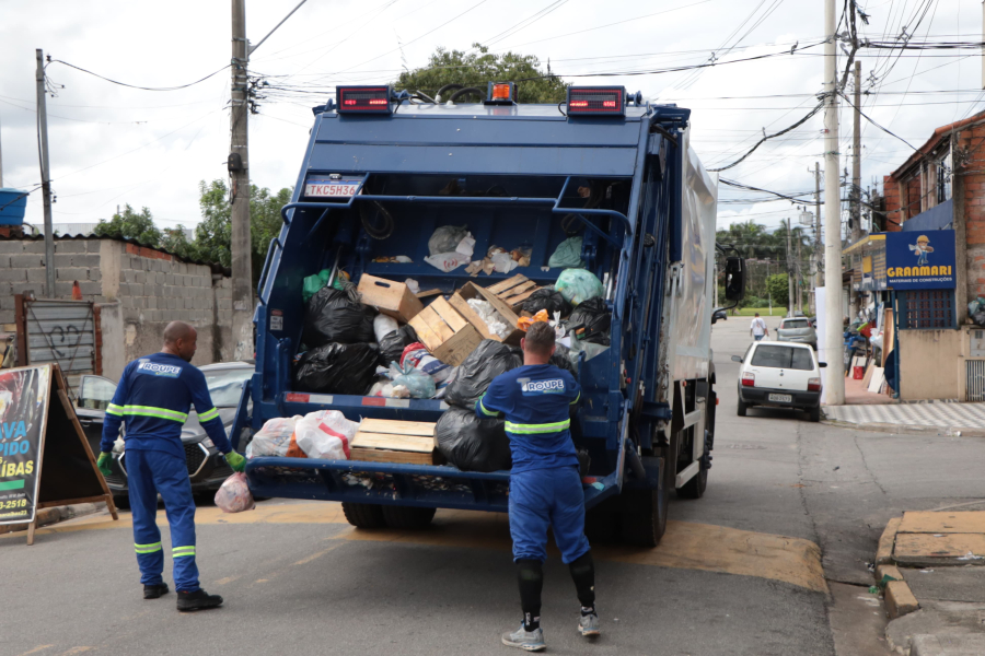 Nova empresa retira 650 toneladas de lixo no primeiro dia de operação em Suzano