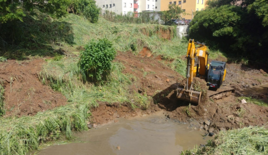 Córrego do Conjunto Bovolenta recebe trabalhos de contenção de erosão e melhoria no escoamento
