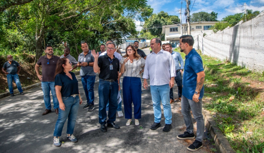 Mara Bertaiolli visita pavimentação da Avenida América, na Chácara Guanabara, retomada em 2025 e concluída