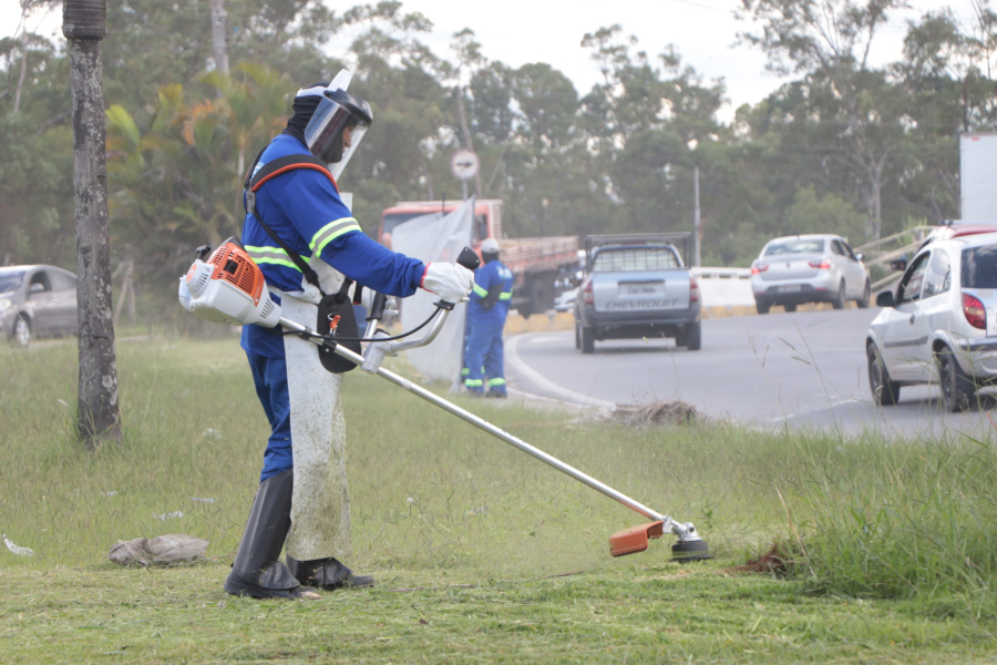 Serviços de capinação e roçagem são retomados em Suzano