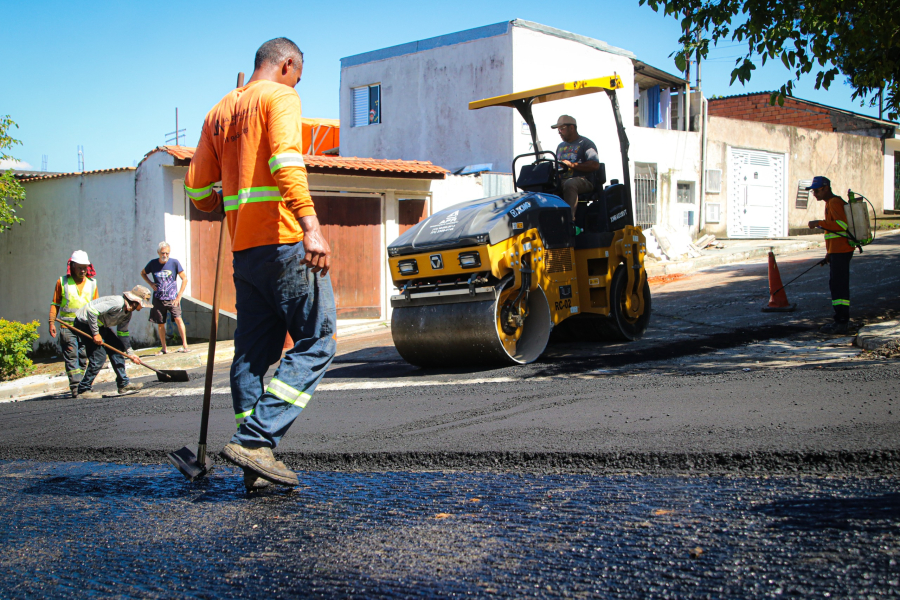 Obras na rua Manoel de Abreu, na Vila Margarida, recebem aplicação de asfalto