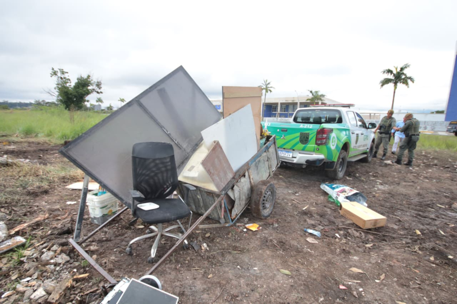 GPA flagra descarte irregular ao lado da ‘Lagoa Azul’ e conduz autor à delegacia