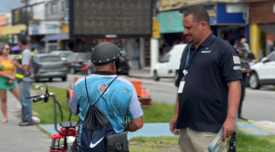 Prefeitura e Detran realizam ação educativa e fiscalização sobre ciclomotores em Bertioga