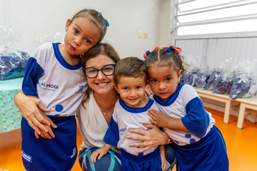 Prefeita Mara Bertaiolli entrega novos uniformes no Oropó e Jardim Santos Dumont
