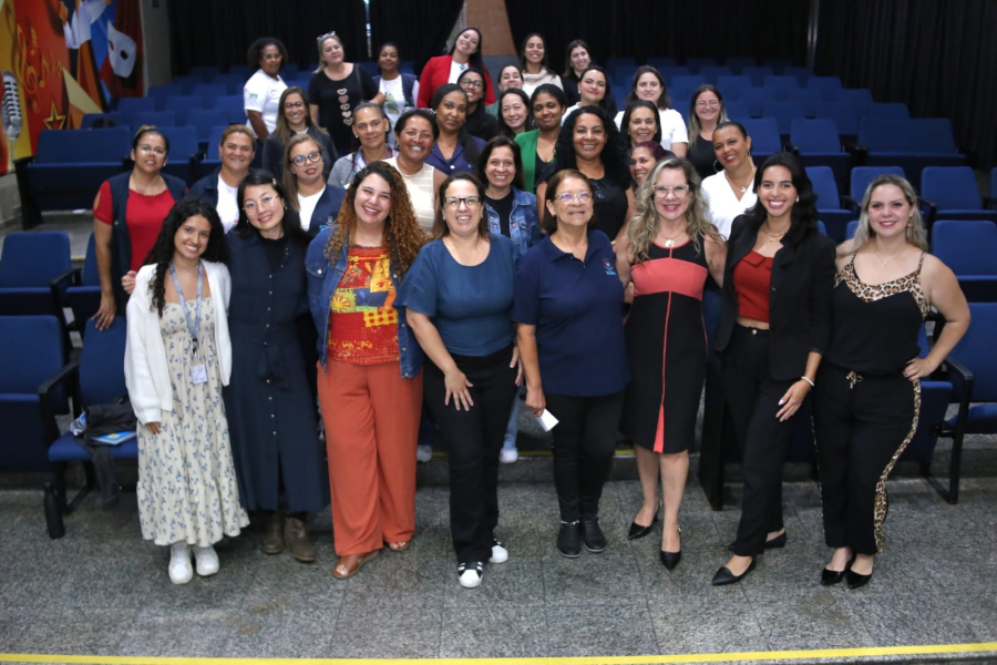 Evento no Cineteatro mobiliza servidoras para diálogo sobre desafios da maternidade