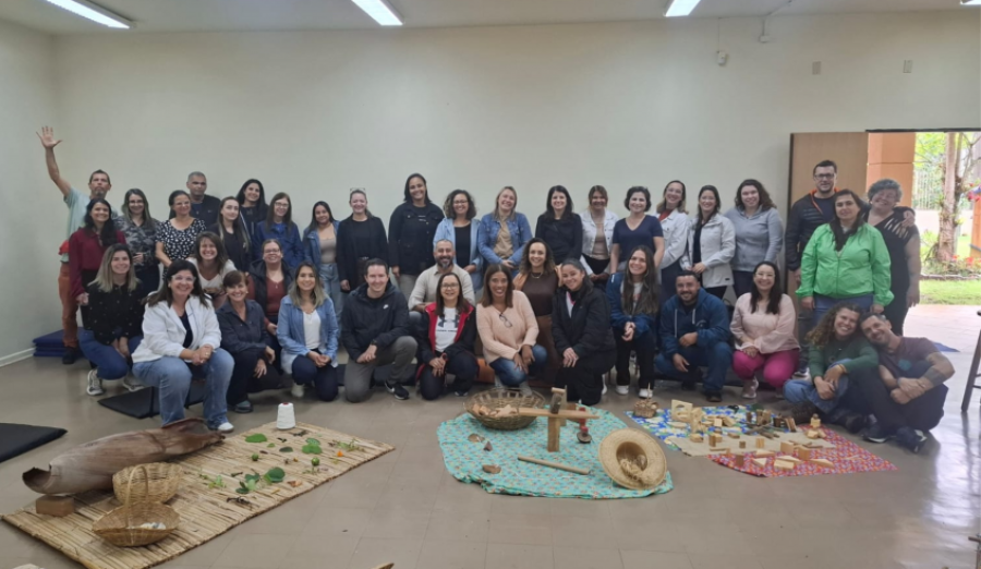 Educação promove formação com gestores para implantação de pátios naturalizados nas escolas municipais