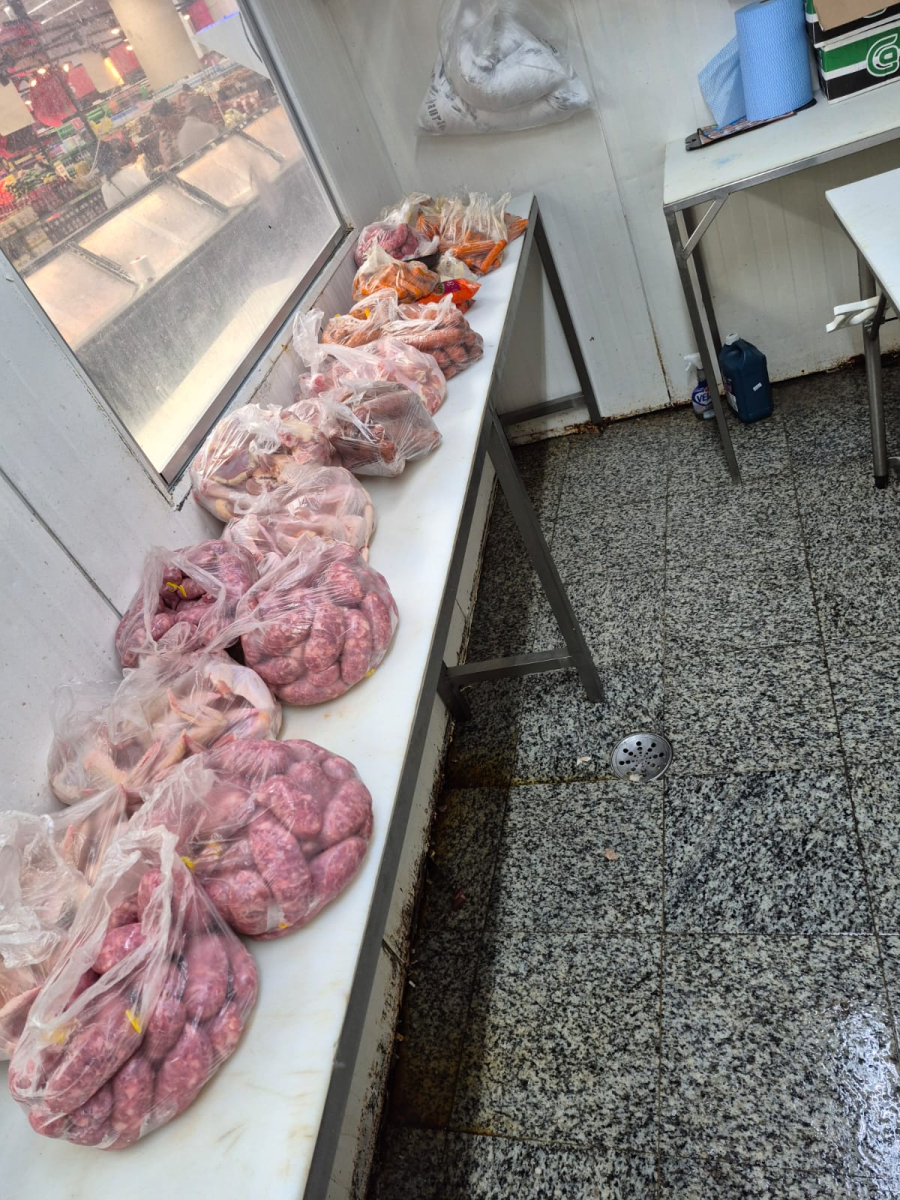 Procon de Ferraz descarta mais de 136 kg de produtos irregulares durante fiscalização em supermercado nesta última quinta-feira (26)
