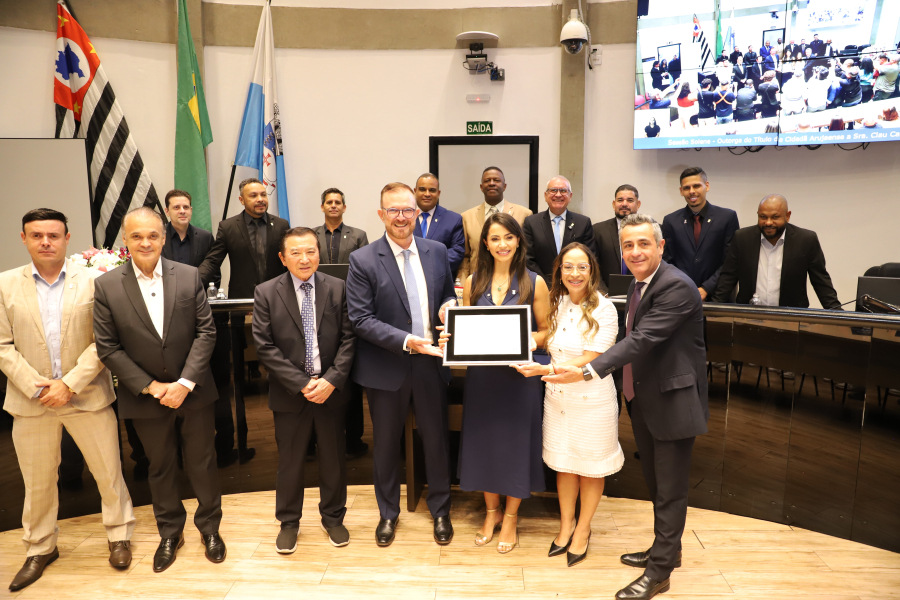 Clau Camargo recebe Título de Cidadã Arujaense em solenidade com grande público