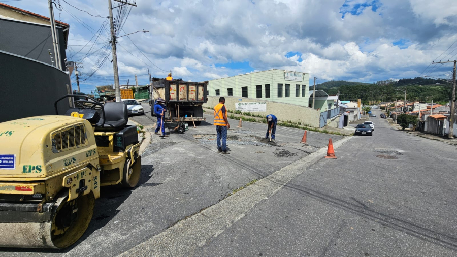 SECRETARIA DE OBRAS, PROJETO E SERVIÇOS PÚBLICOS DEU INÍCIO A OPERAÇÃO TAPA-BURACO EM DIVERSAS REGIÕES DA CIDADE!