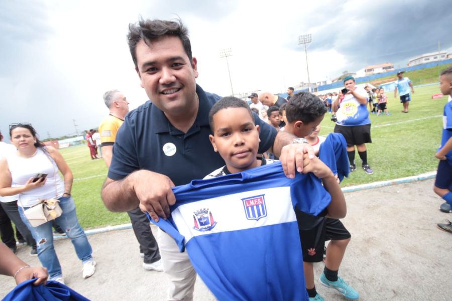 Prefeito entrega materiais esportivos para alunos de escolinhas de futebol