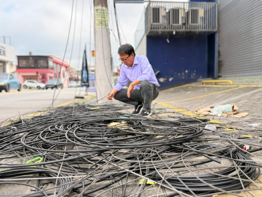 Vereador Artur Takayama cobra solução para fios na calçada na avenida Armando Sales