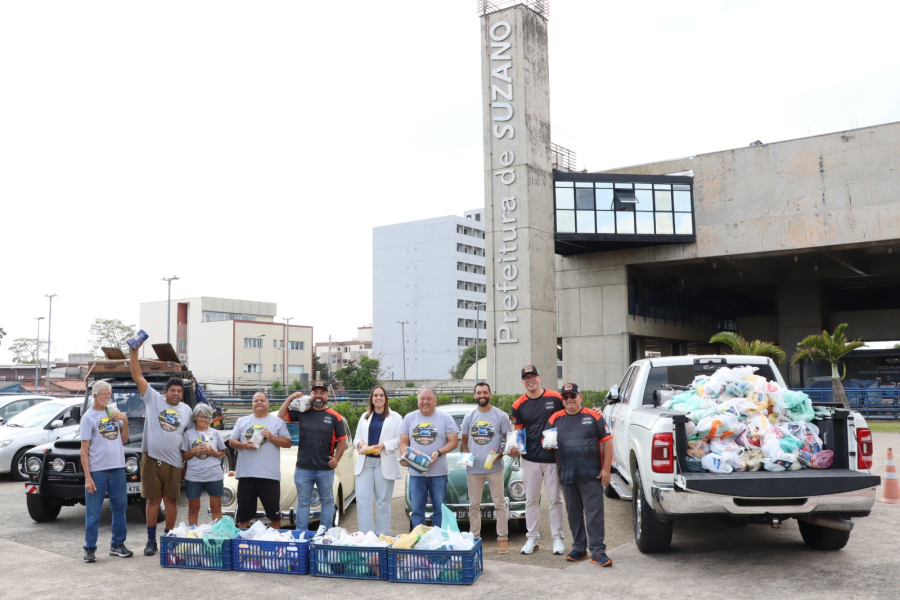 Fundo Social recebe mais de uma tonelada de alimentos arrecadados em encontro de carros antigos