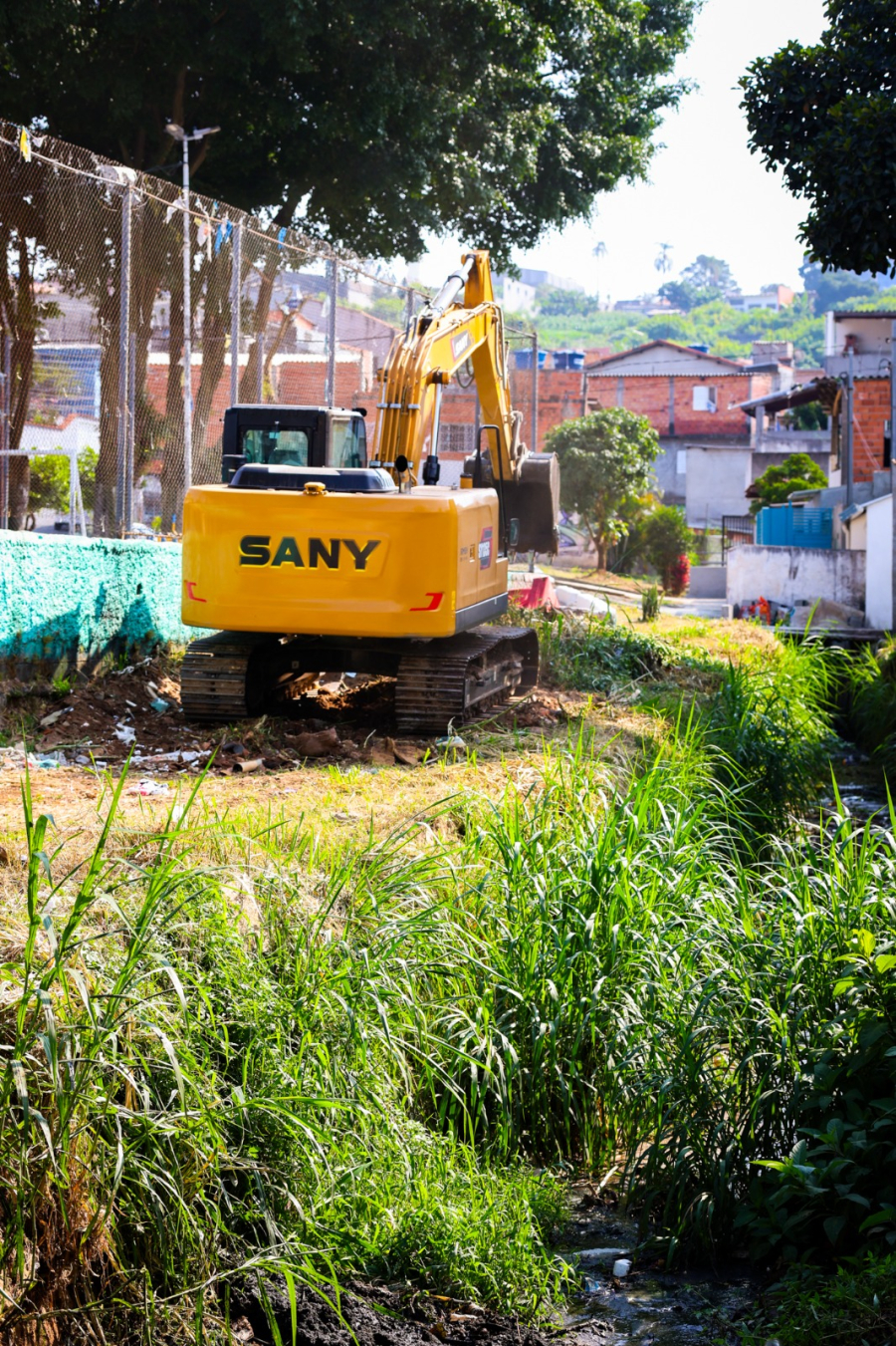 Prefeitura realiza limpeza de córrego e manutenção de boca de lobo no Jardim Anchieta