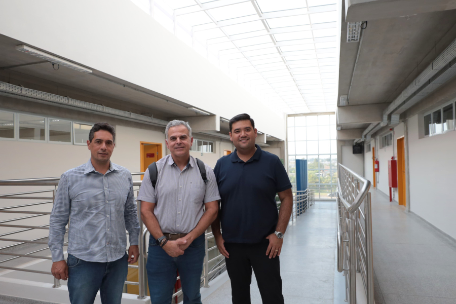 Prefeito vistoria montagem das salas da Fatec de Suzano durante fase final de obras