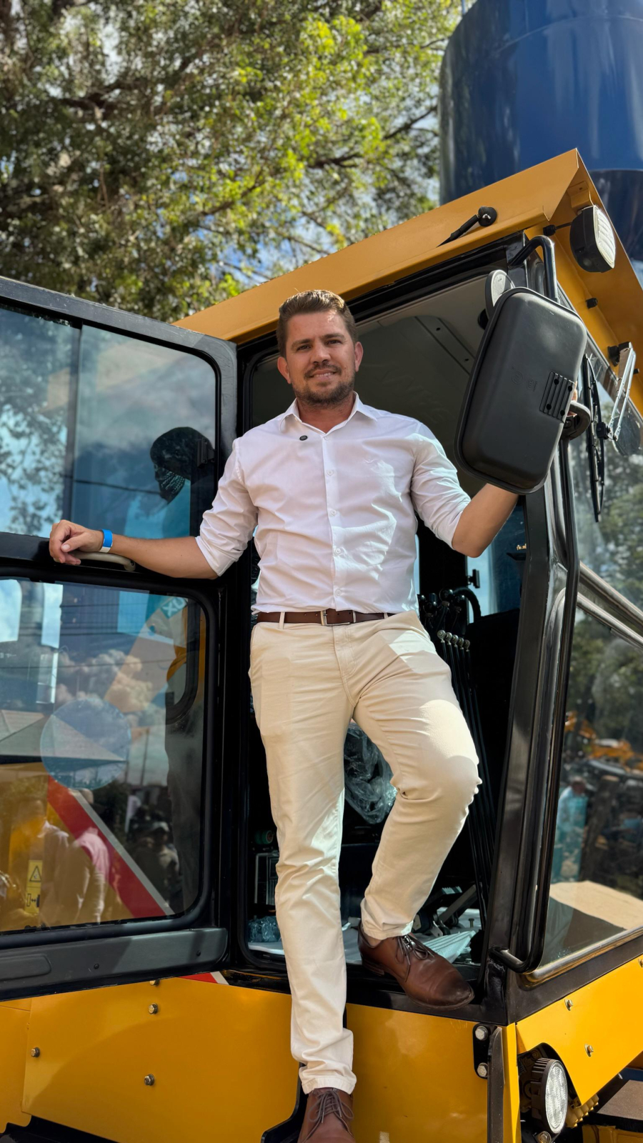 Salesópolis conquista nova moto niveladora para reforçar estradas rurais