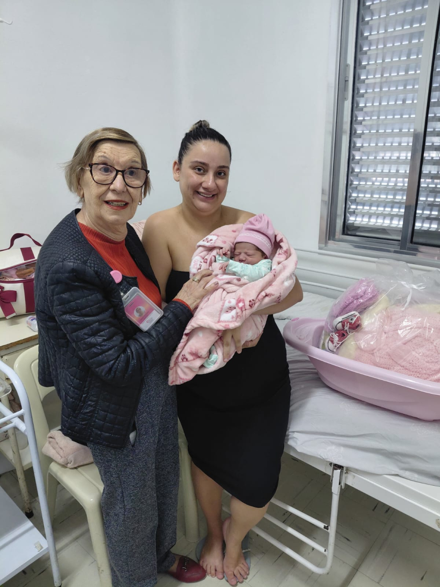 Primeira criança nascida na Santa Casa de Mogi no Domingo das Mães ganha enxoval