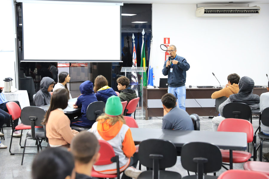 Escola do legislativo de Arujá recebe alunos para Oficina de Projetos de Lei