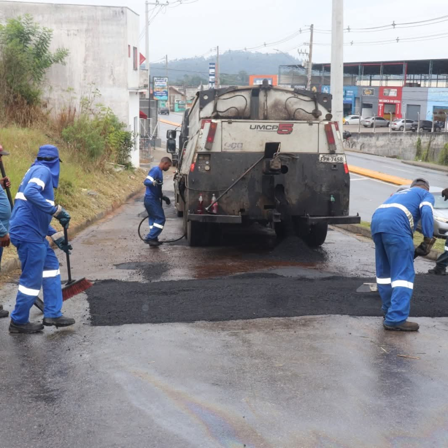 OPERAÇÃO TAPA-BURACO É REALIZADA NA ÁREA CENTRAL