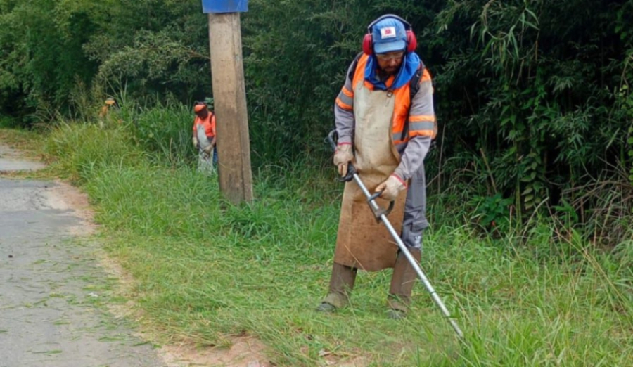 Estrada Fujitaro Nagao recebe trabalhos de tapa-buraco e roçada da vegetação