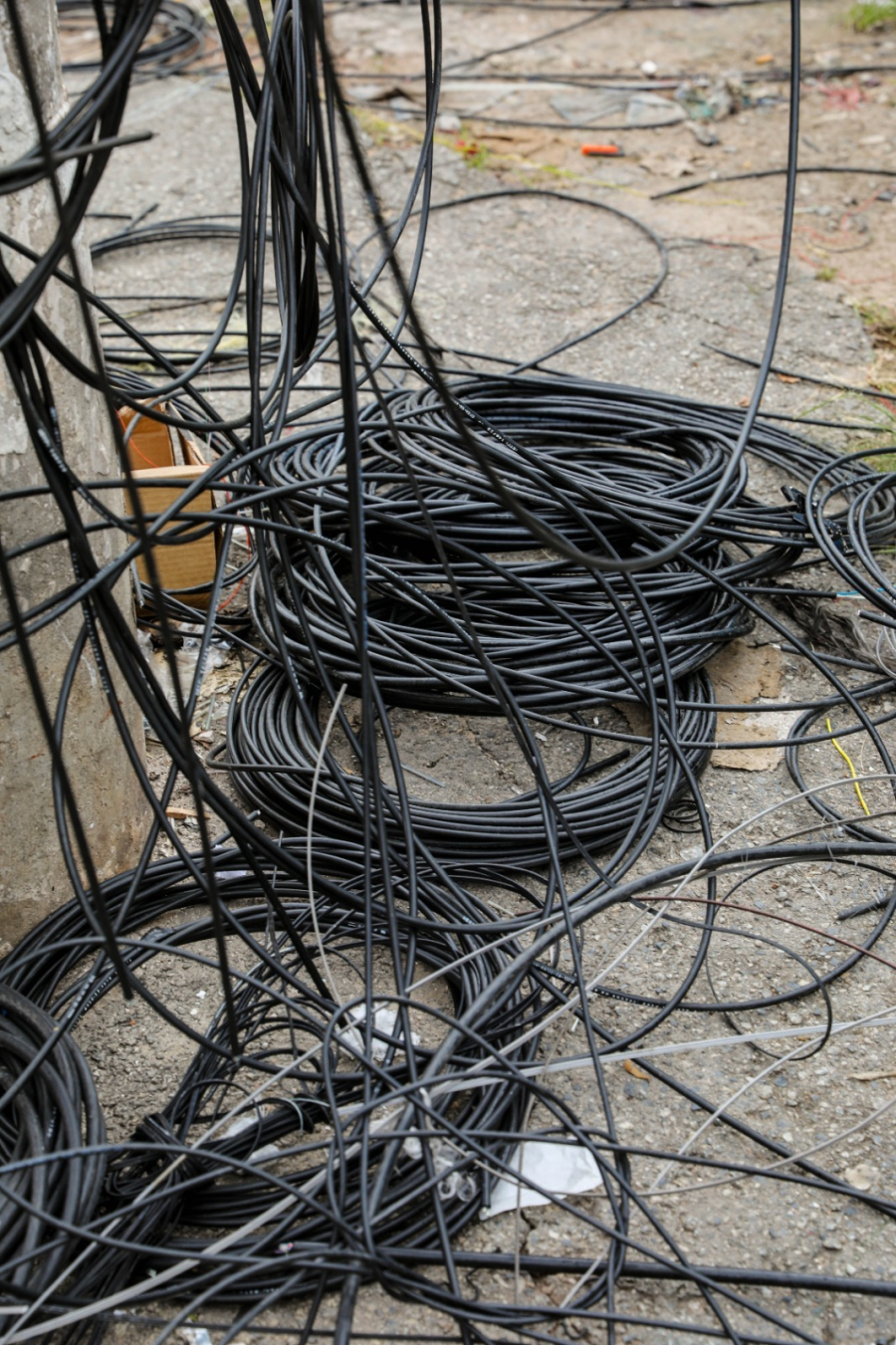 Fiscalização integrada identifica irregularidade em instalação de fiação na Rua Iijima