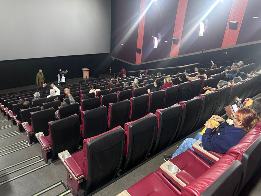 A Prefeitura de Santa Isabel, por meio da Secretaria de Desenvolvimento Social, proporcionou na última sexta-feira um momento especial de lazer, integração e alegria para o grupo da melhor idade, com um passeio ao cinema.
