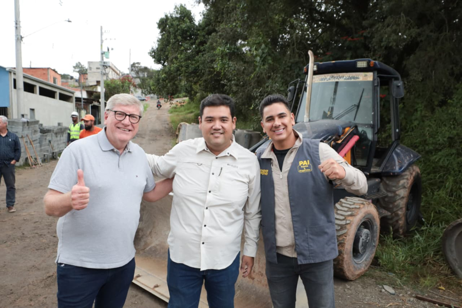 Prefeito acompanha início dos trabalhos de pavimentação no Parque Heroísmo