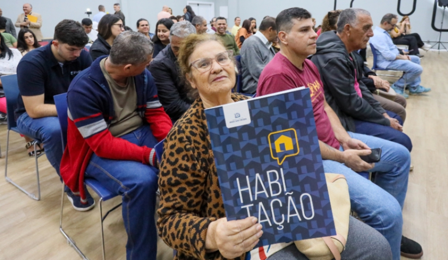 Prefeita Mara Bertaiolli entrega mais 76 títulos de propriedade a moradores de núcleos regularizados
