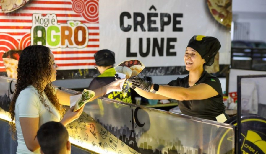 Feira Noturna de Braz Cubas entra no ritmo da Copa com troca de figurinhas e disputa de embaixadinhas