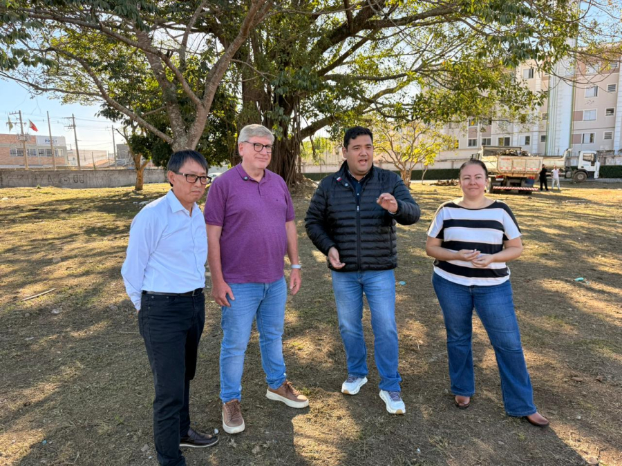 Vereador Artur Takayama acompanha assinatura de licitação para construção de escola-creche na Vila Urupês