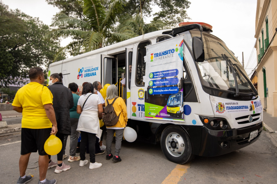 Itaquá encerra campanha do Maio Amarelo com blitz educativa e participação de 300 pessoas