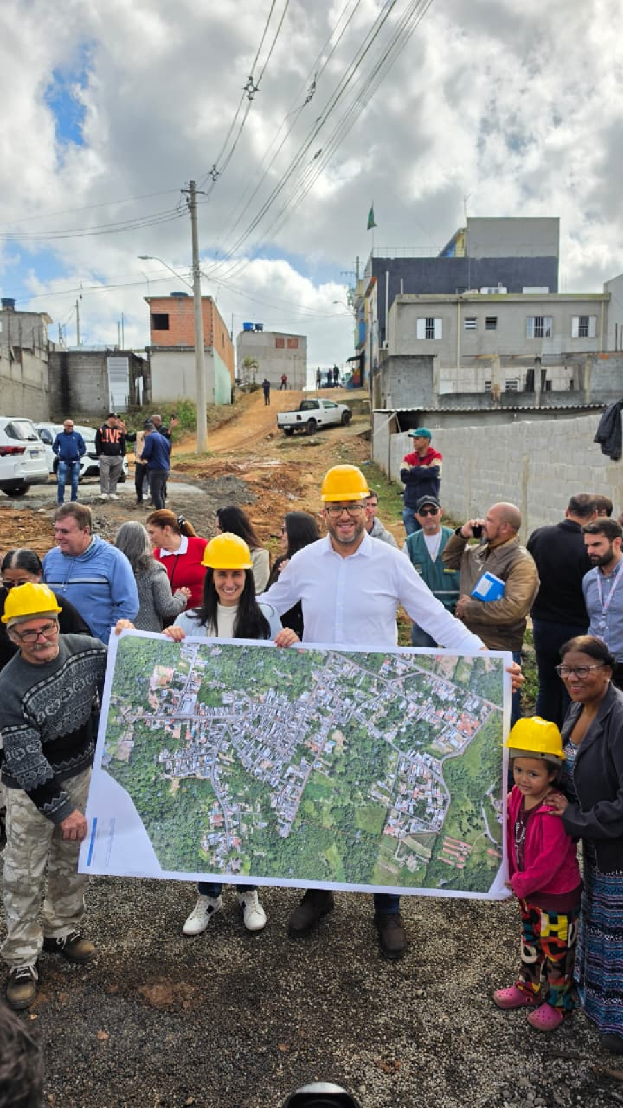Saulo Souza e secretária estadual de Meio Ambiente vistoriam obras de saneamento na Vila São Francisco e confirmam conclusão da rede de esgoto nos próximos meses