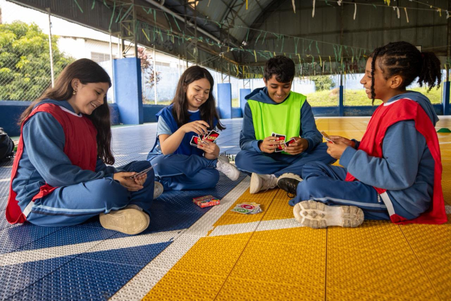 Itaquá entrega de kits esportivos e recreativos para fortalecer atividades nas escolas municipais