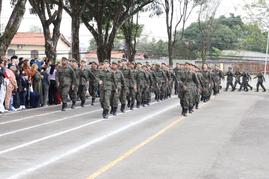 Prefeito prestigia entrega da boina a cem atiradores do Tiro de Guerra de Suzano