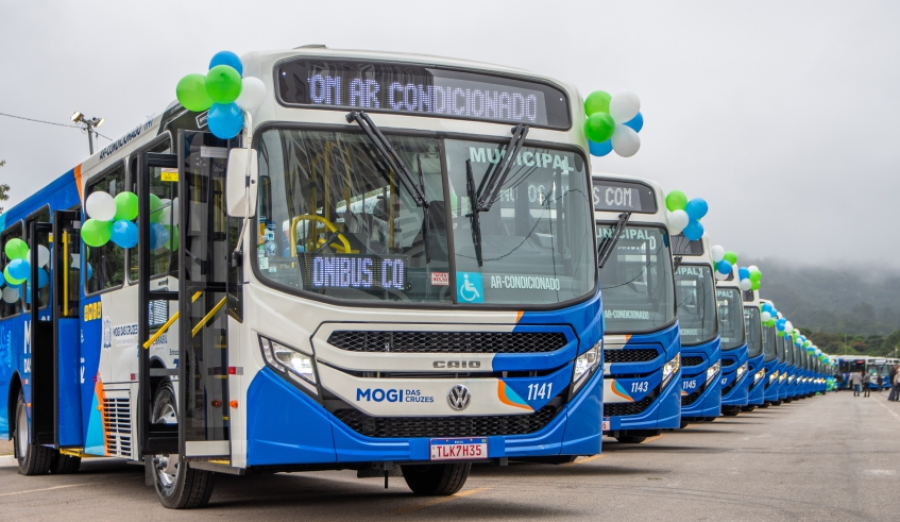 Prefeita Mara Bertaiolli entrega 26 novos ônibus com ar-condicionado e anuncia 57 novas coberturas para pontos