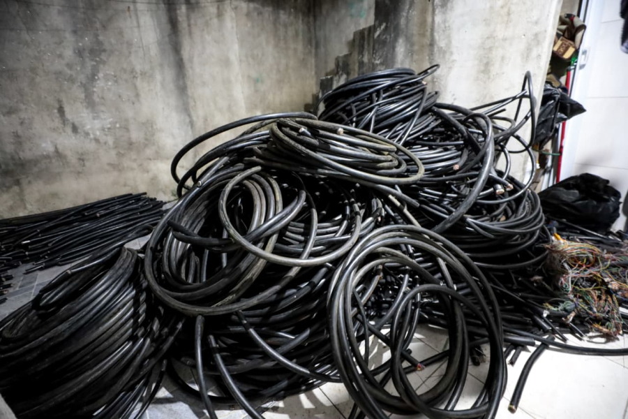 GCM apreende 1,4 tonelada de fios furtados e prende dois por receptação