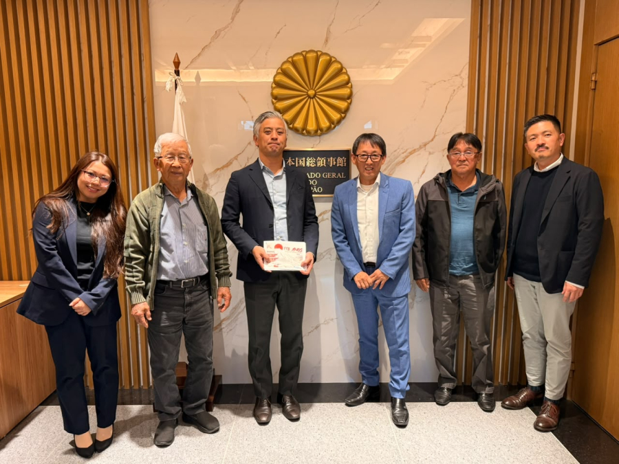 Presidente da Câmara de Suzano entrega convite para sessão solene da Imigração Japonesa no Consulado do Japão