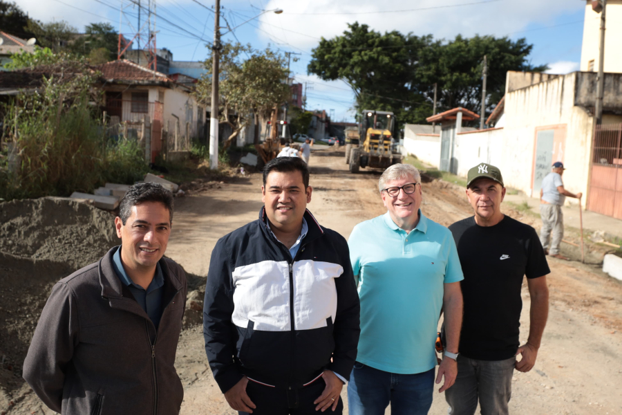 Prefeito acompanha início das obras de pavimentação no Jardim Amazonas e na Vila Real Santista