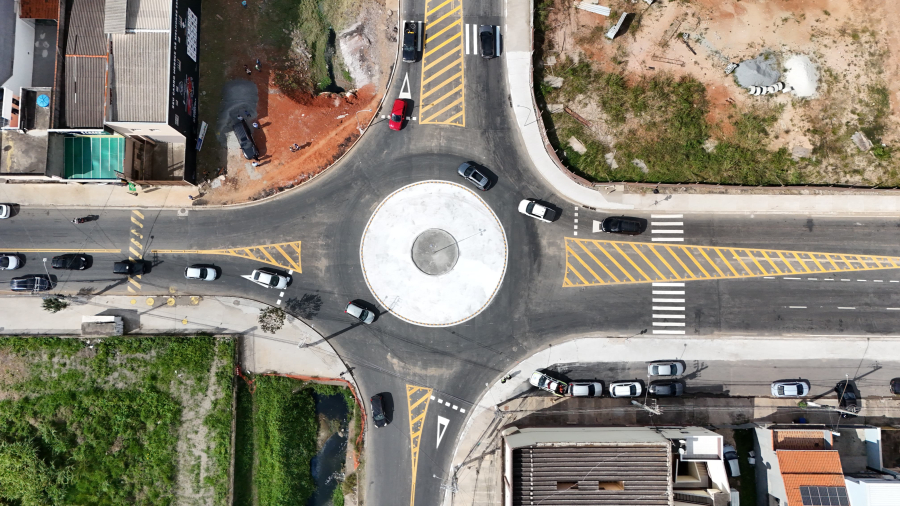 Avenida Senador Roberto Simonsen ganha rotatória e novo semáforo 
