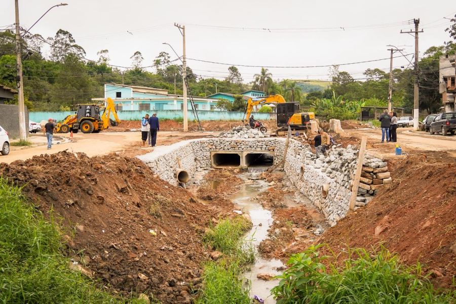 Prefeitura realiza ampla obra de revitalização do córrego no Jardim das Flores