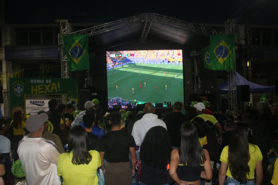 Exibição de Brasil x Marrocos em telão enche Praça da Bandeira
