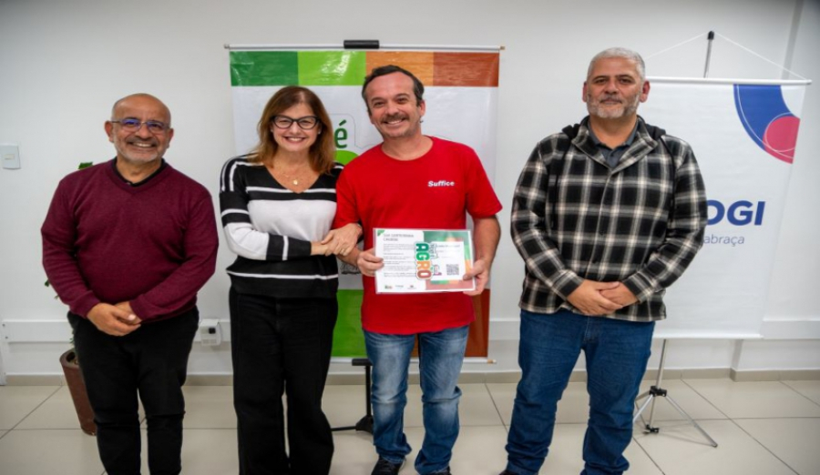Prefeita Mara Bertaiolli entrega credenciais a novos feirantes, varejistas e boxistas do Mercado Municipal