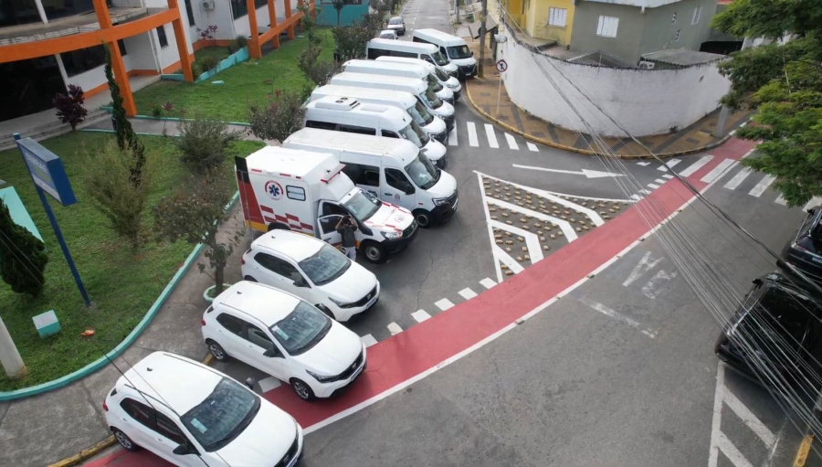 Prefeitura de Ferraz amplia transporte sanitário com entrega de novas vans e reforço na frota da Saúde