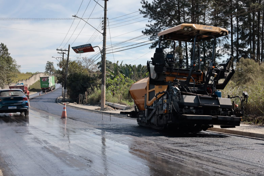 Obras na rua Guilherme Garijo avançam com aplicação de asfalto em cerca de um quilômetro