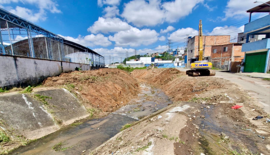 Itaquá retira 19 mil toneladas de resíduos de córregos e recupera quase 140 mil m² de pavimento