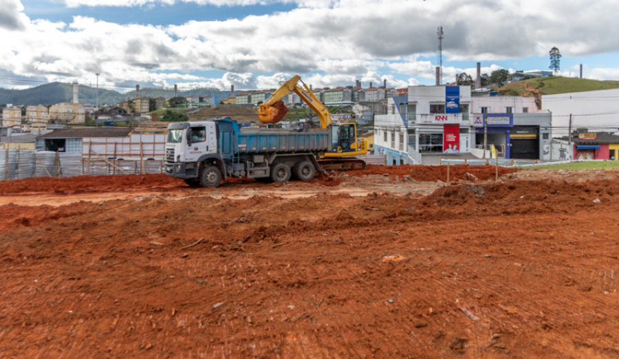 Avanço das obras da nova UBS Jardim São Pedro inclui projeto de arborização com 281 árvores nativas